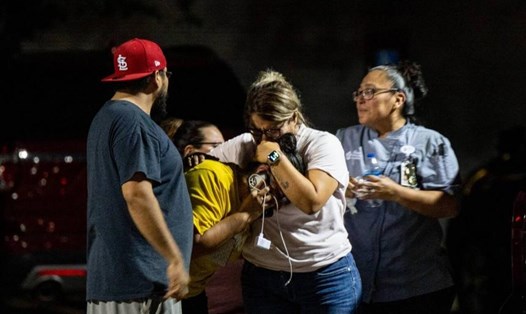 Người thân của các nạn nhân trong vụ xả súng trường tiểu học ở Mỹ. Ảnh: AFP