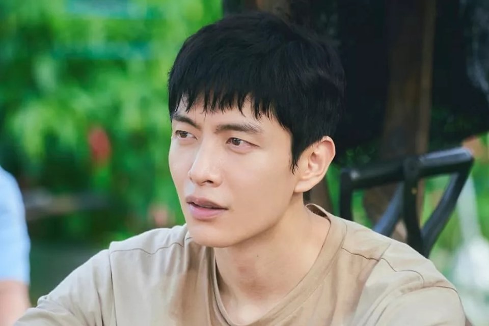 Lee Min Ki lấy lại phong độ trong tạo hình của phim “Nhật ký tự do của tôi”. Ảnh: Poster JTBC. Lee Min Ki lấy lại phong độ trong tạo hình của phim “Nhật ký tự do của tôi”. Ảnh: Poster JTBC.