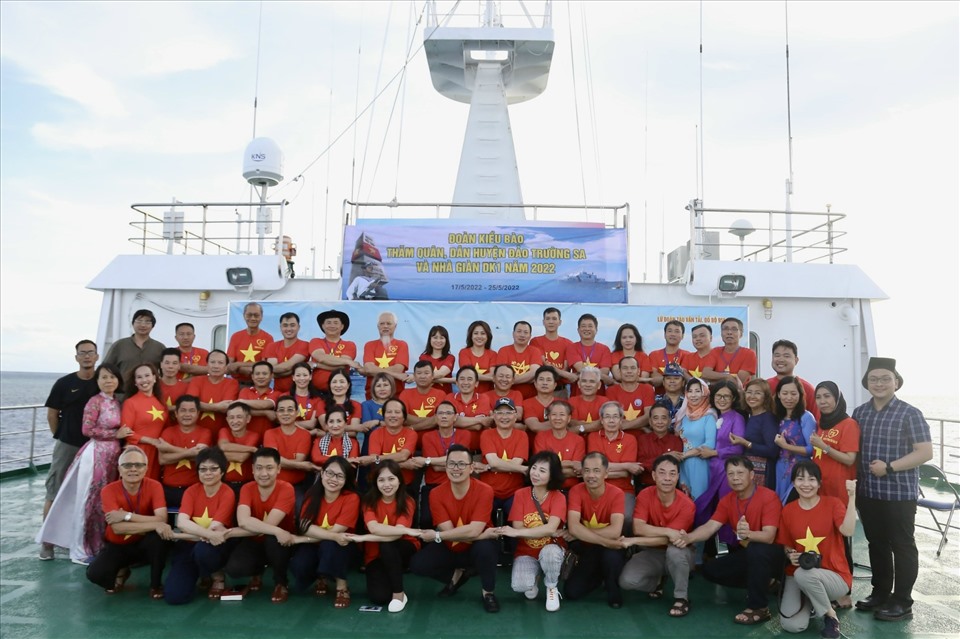 Đoàn kiều bào thăm Trường Sa và Nhà giàn DK1. Ảnh: Khánh Minh