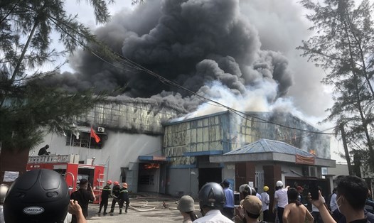 Hiện trường vụ cháy công ty may ở Quảng Nam. Ảnh: Thanh Chung