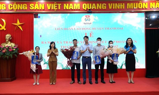 Liên đoàn Lao động huyện Thanh Oai trao Quyết định thành lập 4 Công đoàn cơ sở. Ảnh: CĐH
