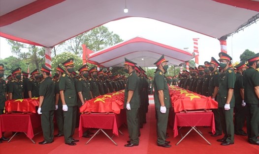 Chuẩn bị an táng các liệt sĩ tại Nghĩa trang liệt sĩ huyện Nghi Lộc. Ảnh: PT