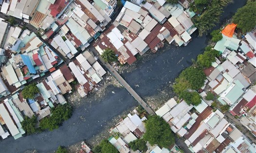Hàng chục năm nay, người dân sống xung quanh rạch Xuyên Tâm (quận Bình Thạnh) ngày ngày ăn, ngủ bên dòng kênh hôi thối ngập rác thải.   Ảnh: Anh Tú