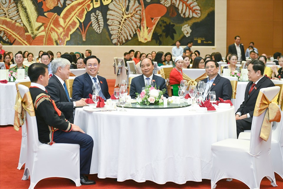 Chủ tịch nước Nguyễn Xuân Phúc, Thủ tướng Phạm Minh Chính, Chủ tịch Quốc hội Vương Đình Huệ với các đại biểu. Ảnh: Thanh Hà