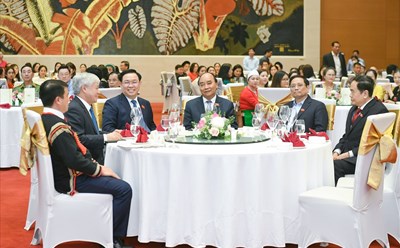Chủ tịch nước Nguyễn Xuân Phúc, Thủ tướng Phạm Minh Chính, Chủ tịch Quốc hội Vương Đình Huệ với các đại biểu. Ảnh: Thanh Hà