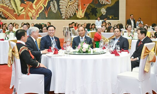 Chủ tịch nước Nguyễn Xuân Phúc, Thủ tướng Phạm Minh Chính, Chủ tịch Quốc hội Vương Đình Huệ với các đại biểu. Ảnh: Thanh Hà