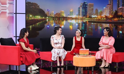 Ốc Thanh Vân trò chuyện với  mẹ con diễn viên Quỳnh Anh về việc con trẻ kiếm tiền phụ giúp bố mẹ từ khi còn trẻ. Ảnh: NSX.