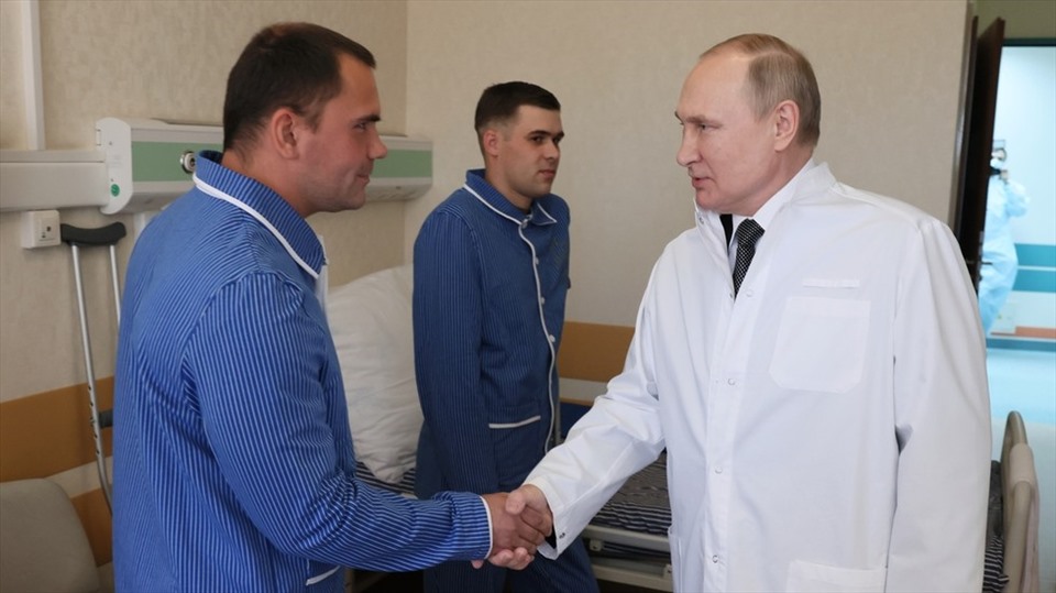 Putin visits wounded soldiers from the Ukrainian battlefield