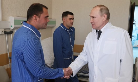 Tổng thống Nga Vladimir Putin thăm thương binh về từ chiến trường Ukraina. Ảnh: Sputnik