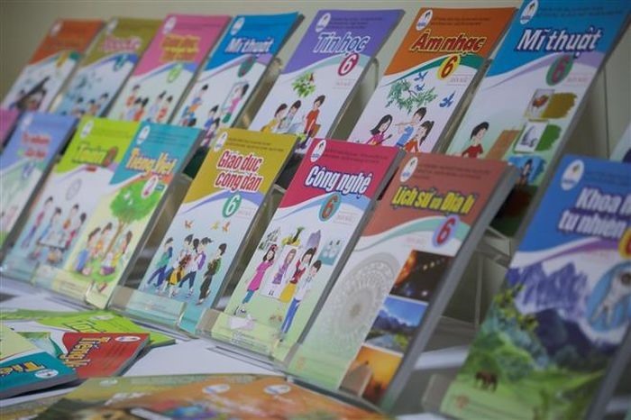 2 năm trước, SGK “như một lốp xe đầy những mảnh chắp vá”, năm nay, "cái lốp xe" ấy đội giá gấp 2-3 lần vì khổ lớn giấy tốt. Ảnh: Tô Thế