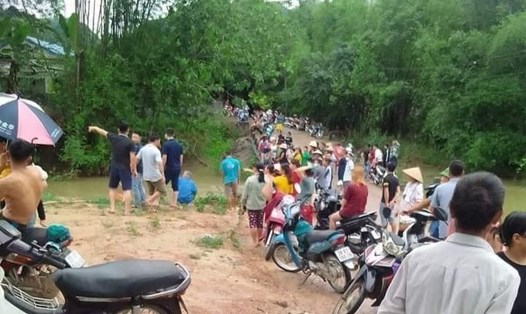 Hiện trường vụ đuối nước khiến bé trai 5 tuổi tử vong ở huyện Kim Bôi, tỉnh Hoà Bình ngày 24.5.2022. Ảnh: CTV