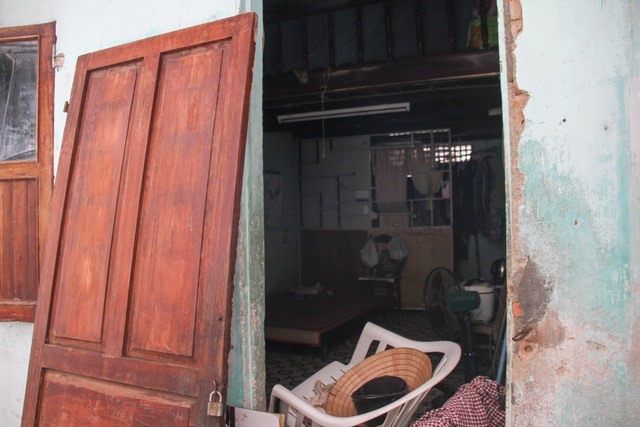 Nhà tập thể Đà Nẵng xuống cấp vẫn chưa thể di dời. Ảnh: KH