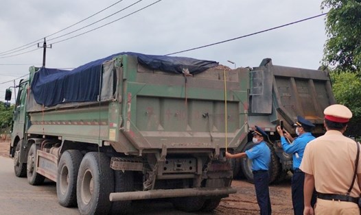 Lực lượng thanh tra giao thông Sở GTVT tỉnh Quảng Trị phối hợp với các lực lượng kiểm soát tải trọng xe. Ảnh: TH.