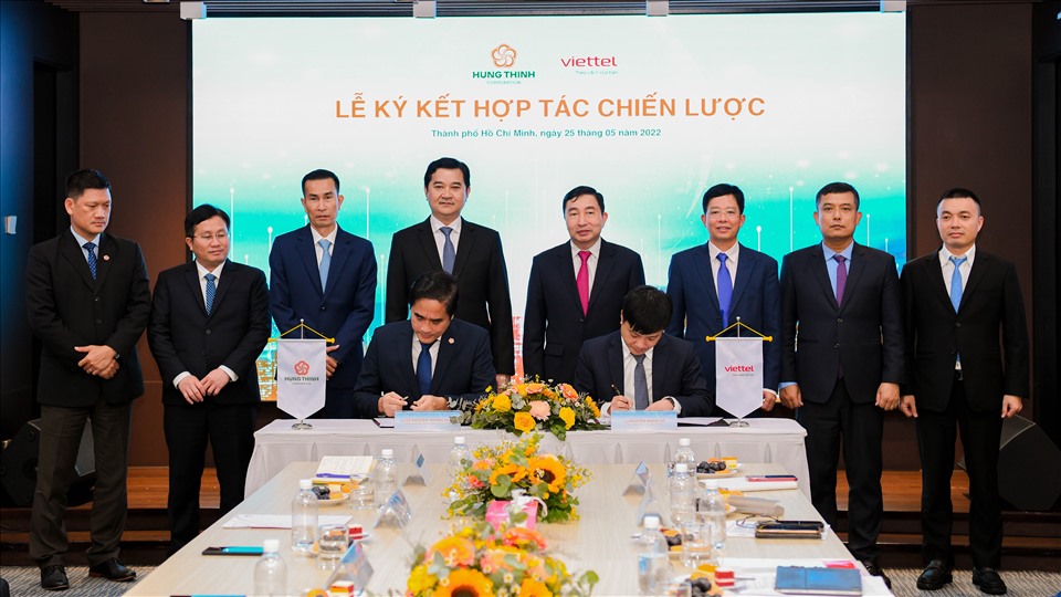 Ông Lê Nguyễn Hoàng Minh - Tổng Giám đốc Hưng Thịnh Innovation (trái) và ông Nguyễn Mạnh Hổ - Tổng Giám đốc Tổng Công ty Giải pháp Doanh nghiệp Viettel ký kết thoả thuận hợp tác dưới sự chứng kiến của lãnh đạo hai bên