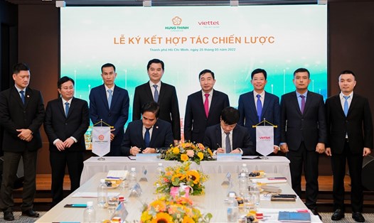 Ông Lê Nguyễn Hoàng Minh - Tổng Giám đốc Hưng Thịnh Innovation (trái) và ông Nguyễn Mạnh Hổ - Tổng Giám đốc Tổng Công ty Giải pháp Doanh nghiệp Viettel ký kết thoả thuận hợp tác dưới sự chứng kiến của lãnh đạo hai bên