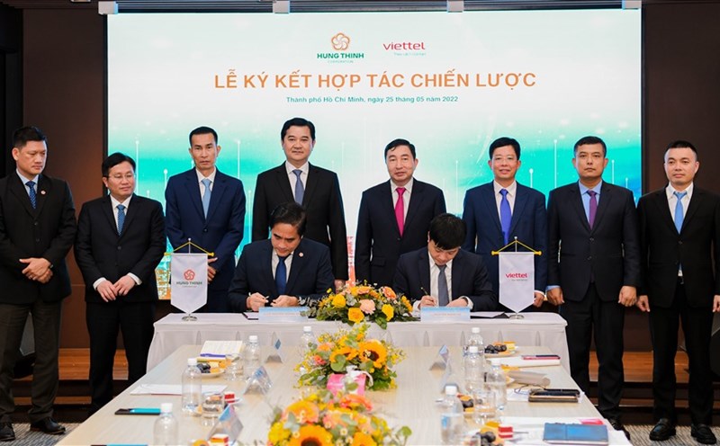 Ông Lê Nguyễn Hoàng Minh - Tổng Giám đốc Hưng Thịnh Innovation (trái) và ông Nguyễn Mạnh Hổ - Tổng Giám đốc Tổng Công ty Giải pháp Doanh nghiệp Viettel ký kết thoả thuận hợp tác dưới sự chứng kiến của lãnh đạo hai bên