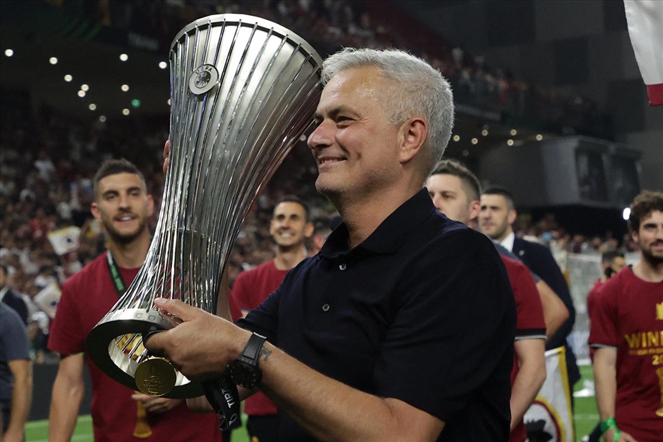 Bóng đá trở về Rome: Jose Mourinho lên tầm cao mới