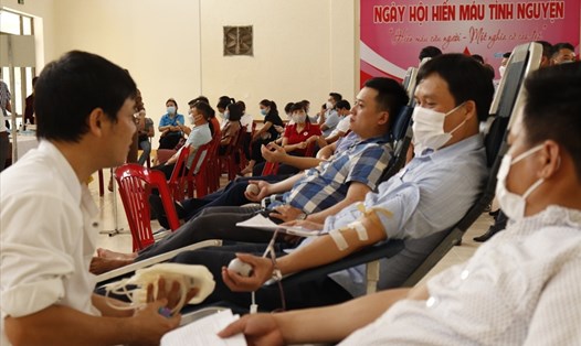 Hơn 700 cán bộ, công chức, viên chức, người lao động đã đến tham gia ngày hội hiến máu. Ảnh: H.L