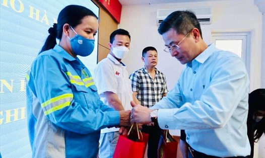 Chủ tịch Liên đoàn Lao động Thành phố Hà Nội Nguyễn Phi Thường trao quà hỗ trợ cho công nhân bị tai nạn lao động nặng, bệnh nghề nghiệp. Ảnh: CĐTP