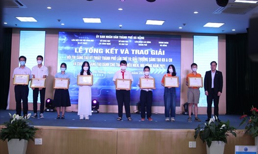 Tặng Bằng khen cho học sinh đạt giải tại Cuộc thi sáng tạo dành cho thanh thiếu niên, nhi đồng toàn quốc năm 2021. Ảnh: Thanh Chung