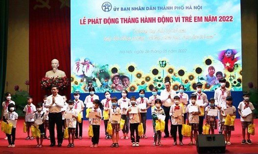 Ban Tổ chức trao tặng xe đạp và quà cho 50 trẻ em có hoàn cảnh khó khăn vượt khó học tốt của huyện Quốc Oai