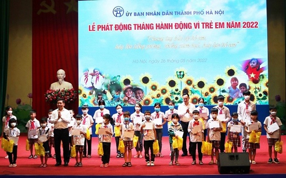 Ban Tổ chức trao tặng xe đạp và quà cho 50 trẻ em có hoàn cảnh khó khăn vượt khó học tốt của huyện Quốc Oai Ban Tổ chức trao tặng xe đạp và quà cho 50 trẻ em có hoàn cảnh khó khăn vượt khó học tốt của huyện Quốc Oai