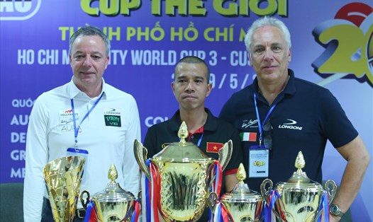 Trần Quyết Chiến (giữa) quyết tâm vô địch giải World Cup Billiards carom 3 băng tại TPHCM, cạnh tranh với Dick Jaspers (trái) và Marco Zanetti. Ảnh: Phong Lê