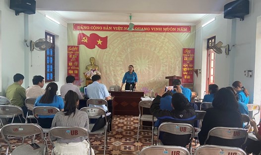 Đồng chí Trần Thị Ngọc Hiếu - Chủ tịch LĐLĐ huyện Mường Khương - và đoàn giám sát làm việc với các CĐCS trên địa bàn xã Bản Lầu.
