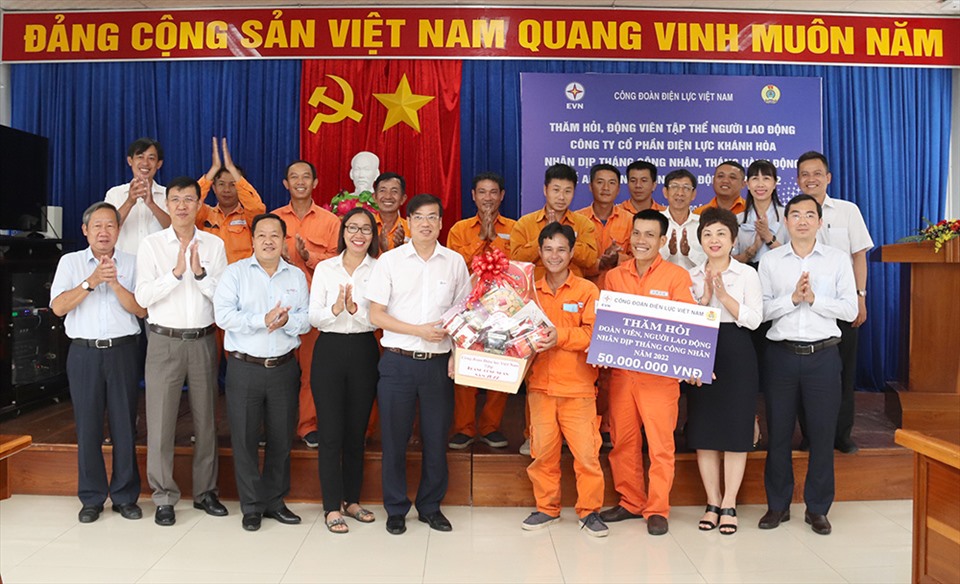 Đoàn công tác của Công đoàn Điện lực Việt Nam trao tặng suất quà cho các đơn vị.