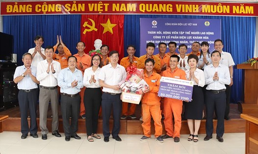 Đoàn công tác của Công đoàn Điện lực Việt Nam trao tặng suất quà cho các đơn vị.