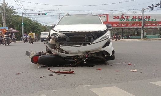 Hiện trường vụ tai nạn giữa xe máy và ôtô khiến người đàn ông tử vong tại hiện trường.