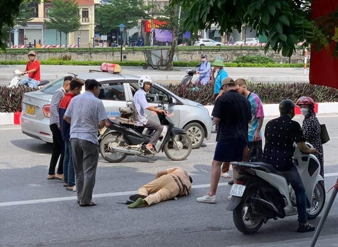 2 thanh niên phóng xe máy vượt đèn đỏ tông trọng thương CSGT