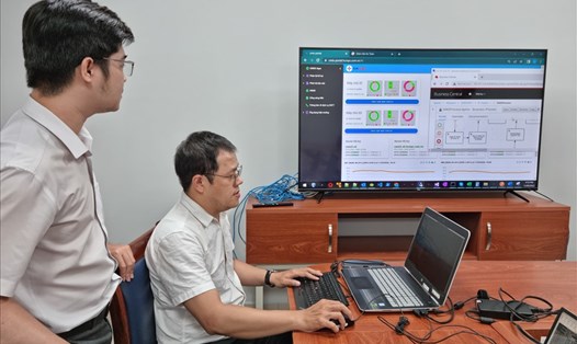 Kỹ sư Nguyễn Hoàng Long (người ngồi) - Công ty Công nghệ thông tin Điện lực TPHCM, trực thuộc EVNHCMC - cùng đồng nghiệp trẻ có nhiều sáng kiến hưởng ứng “Chương trình 1 triệu sáng kiến”. Ảnh: Nam Dương