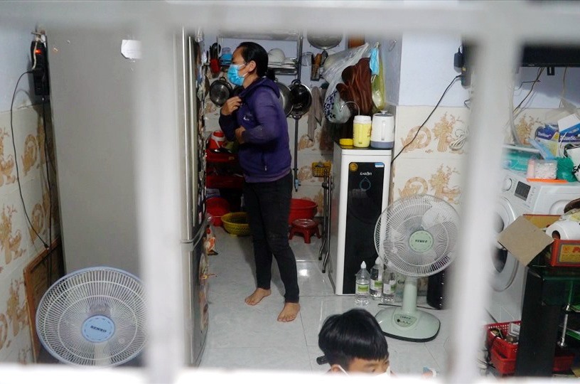 Chị Vũ Thị Lan (quê Hưng Yên, ngụ quận Gò Vấp) chật vật xoay xở để lo cho cuộc sống của 2 mẹ con. Ảnh: Anh Tú