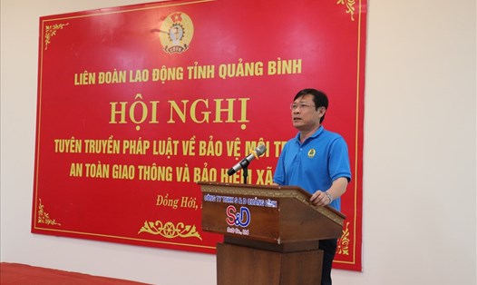 Ông Nguyễn Phi Khanh - Phó Chủ tịch thường trực LĐLĐ tỉnh Quảng Bình phát biểu tại hội nghị. Ảnh: H.L