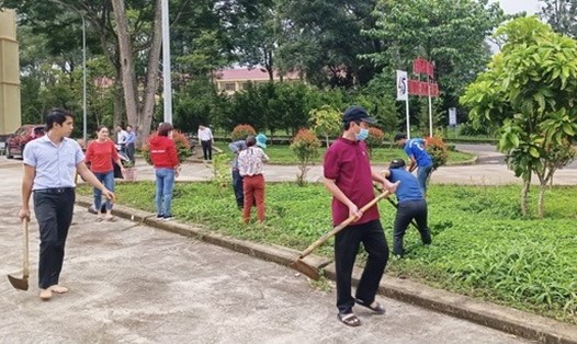 Cán bộ, viên chức, người lao động và học sinh sinh viên nhà trường tham gia trồng cây do Công đoàn trường phát động. Ảnh: CĐN