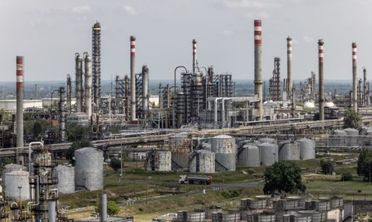 Nhà máy lọc dầu Duna tại Szazhalombatta, gần Budapest, nơi dầu của Nga đến qua đường ống dẫn dầu Druzhba. Ảnh: Getty