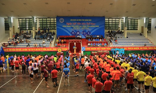 Các VĐV dự buổi lễ khai mạc Ngày hội tại Tp.Hạ Long. Ảnh: Việt Anh