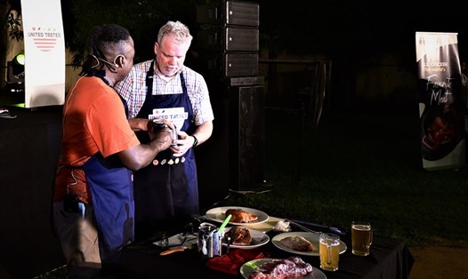 Tại lễ hội, Tham tán Nông nghiệp Robert Hanson của Đại sứ quán Hoa Kỳ (phải) cùng chuyên gia về đồ nướng LaMont Wynn trổ tài chế biến những món ăn BBQ phong cách Mỹ. Ảnh: Đ.Đ.T