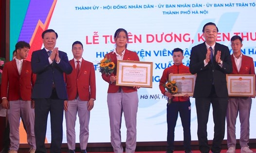 Lãnh đạo Hà Nội trao bằng khen cho các HLV, VĐV. Ảnh: Sở TT&TT