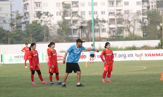 Huấn luyện viên Mai Đức Chung chuẩn bị giải mới cùng tuyển nữ Việt Nam. Ảnh: VFF