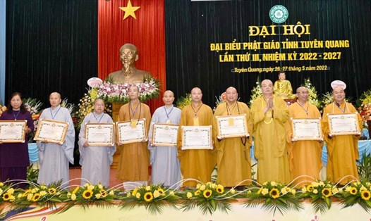 Các nhân được tặng bằng khen vì đã có những đóng góp trong hoạt động của Giáo hội Phật giáo tỉnh Tuyên Quang thời gian qua. Ảnh: Q.H