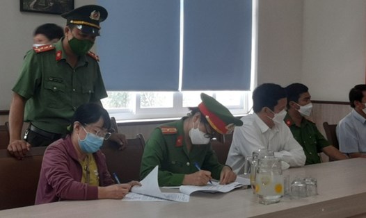 Lực lượng công an tỉnh Đắk Lắk làm việc tại trụ sở CDC tỉnh. Ảnh: T.X