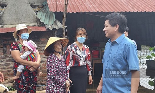 Chủ tịch UBND tỉnh Điện Biên chỉ đạo bố trí tái định cư cho các hộ dân bị ngập úng cạnh Dự án đường 60m. Ảnh: Văn Thành Chương