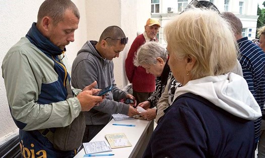 Người dân tỉnh Kherson và tỉnh Zaporizhia bắt đầu chuyển sang dùng mã vùng điện thoại Nga. Ảnh: RIA Novosti