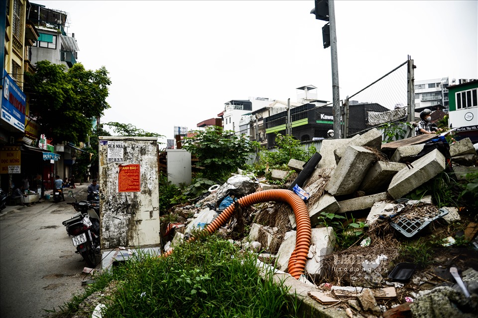 Dự án mở rộng đường Âu Cơ: Chậm tiến độ, vắng bóng công nhân