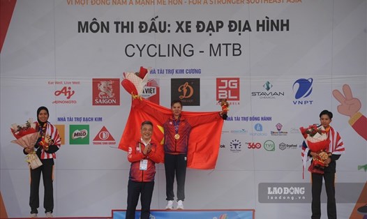 Đinh Thị Như Quỳnh giành HCV nội dung băng đồng Olympic nữ trong môn đua xe đạp tại SEA Games 31. Ảnh: Khánh Linh