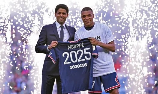 Mbappe trong ngày công bố thời gian gia hạn hợp đồng. Ảnh: PSG