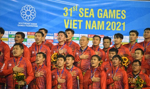 Trình Chủ tịch nước tặng Huân chương lao động hạng Ba cho Đội tuyển U23 Việt Nam và Đội tuyển bóng đá nữ Việt Nam đã có thành tích thi đấu đặc biệt xuất sắc, giành Huy chương Vàng tại SEA Games 31. Ảnh: Thanh Vũ