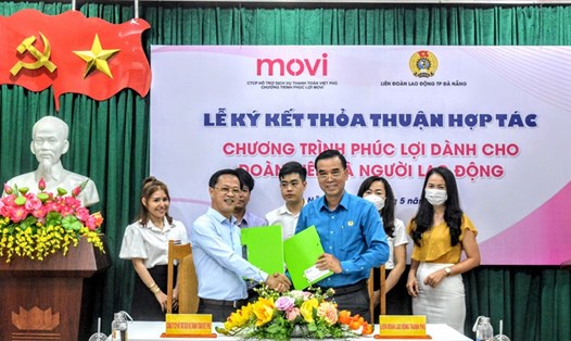 LĐLĐ Đà Nẵng và Công ty Cổ phần hỗ trợ dịch vụ thanh toán Việt Phú (Movi) ký kết thỏa thuận hợp tác Chương trình phúc lợi dành cho đoàn viên, người lao động. Ảnh: Phương Trà